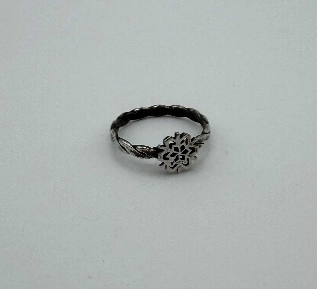 Snowflake ring with flattened twist band